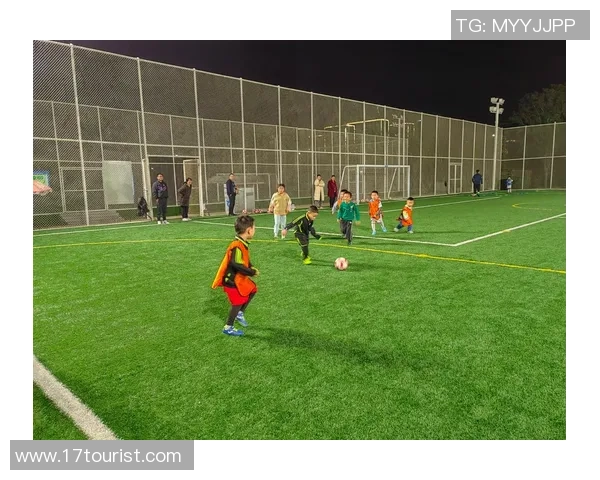 时光定格绿茵记忆历代足球巨星珍贵合影全景展