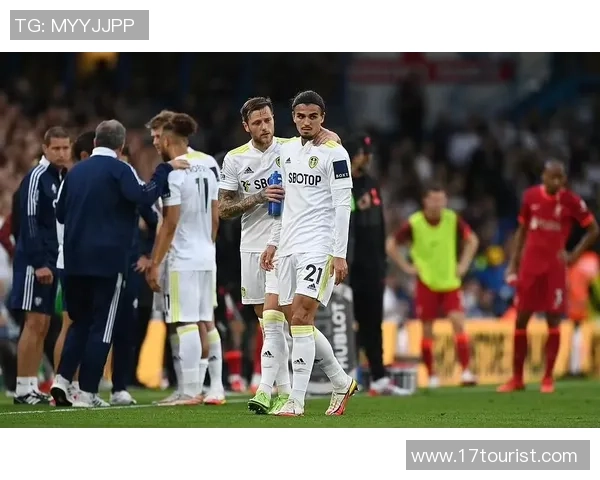 足球球星手术背后的故事与影响解析 揭示运动员康复之路与职业生涯转折